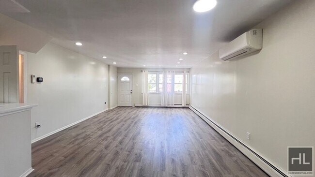 Foto del edificio - NEWLY RENOVATED 2 BEDROOM/2 FULL BATHROOMS...