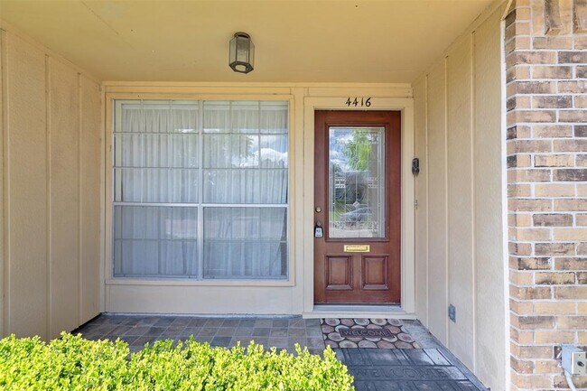 Foto del edificio - 4416 Basswood Ln