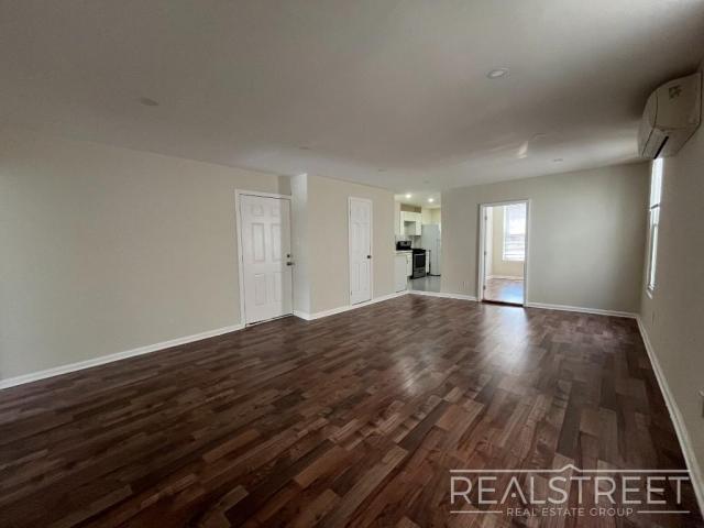 Foto principal - 3 bedroom in BROOKLYN NY 11223