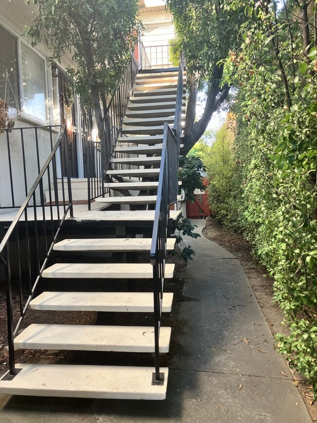 entry stairs - 5424 Van Fleet Ave