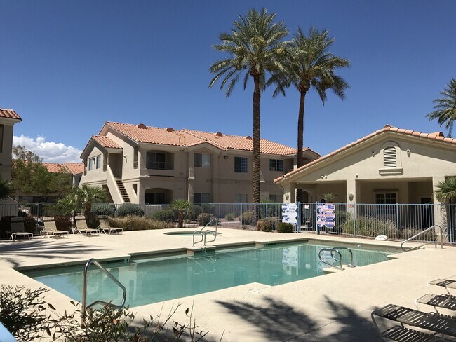 Foto del edificio - FANTASTIC GATED CONDO IN NW  WITH DETACHED...