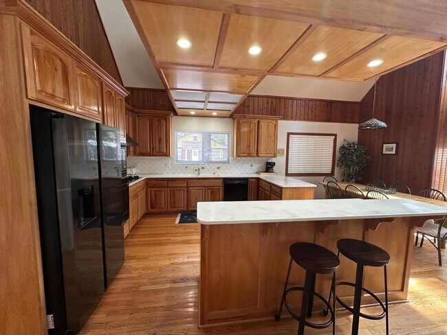 Foto del edificio - Unique and Spacious 3 Bedroom, 3 Bath Home...