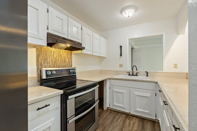Foto del edificio - 2-Bedroom / 1-Bath Condo + Loft. 2 Parking Stalls. Water Included.