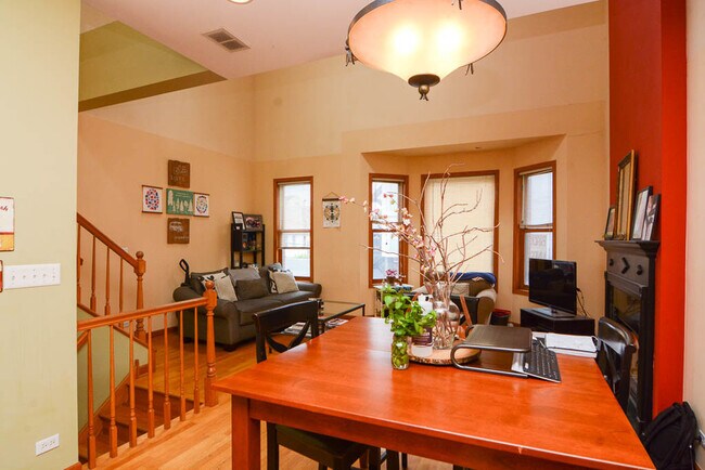 Foto del edificio - 1720 W Augusta Blvd