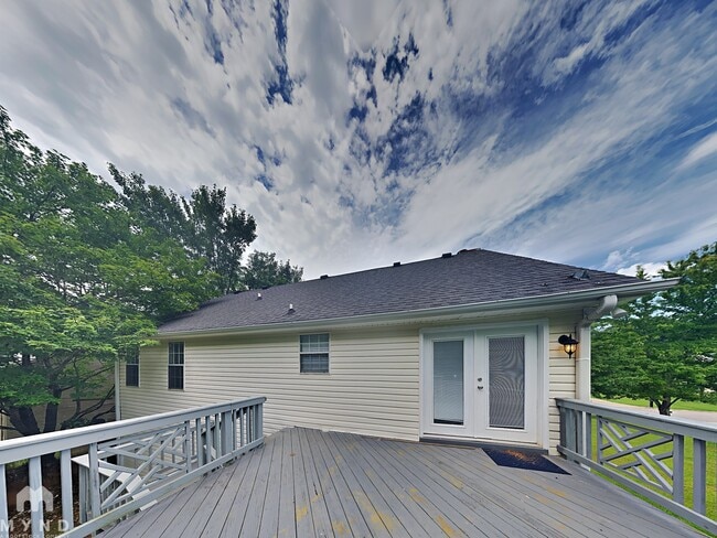Building Photo - 4963 McKinley Dr