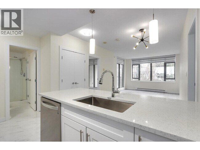 Photo du bâtiment - 6888 Alderbridge Wy