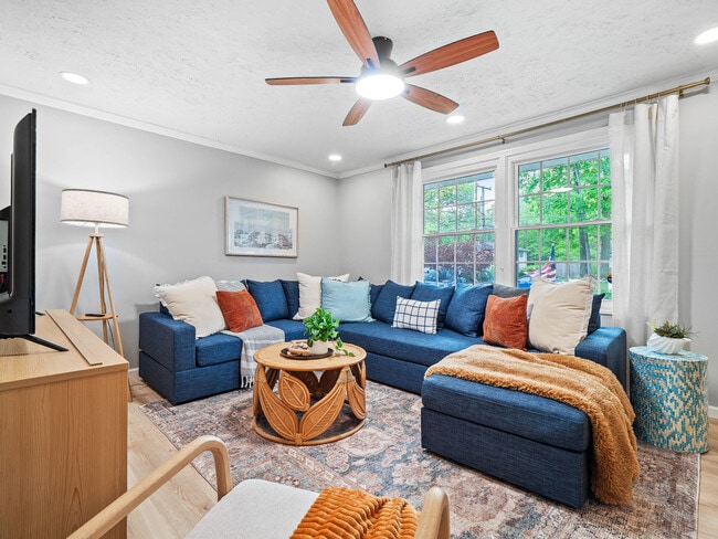 Building Photo - 5012 Hollyview Dr