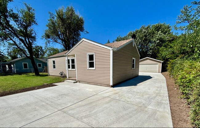 Building Photo - 817 N Clara St