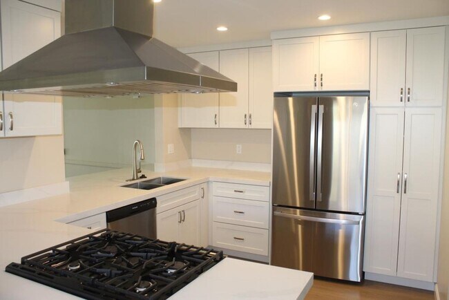 Foto del edificio - 4Bed/2Bath Remodeled Home in Carlsbad with a Pool~ Trieste