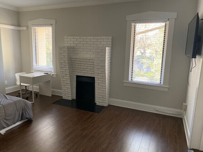 Mesa de trabajo y chimenea - The Residence at 1743 N Decatur