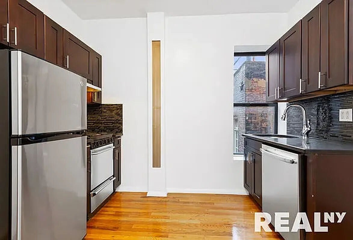 Building Photo - 164 Waverly Place