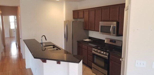 Building Photo - 425 S Meadowbrook Dr