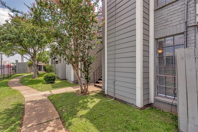 Building Photo - 12500 Sandpiper Dr