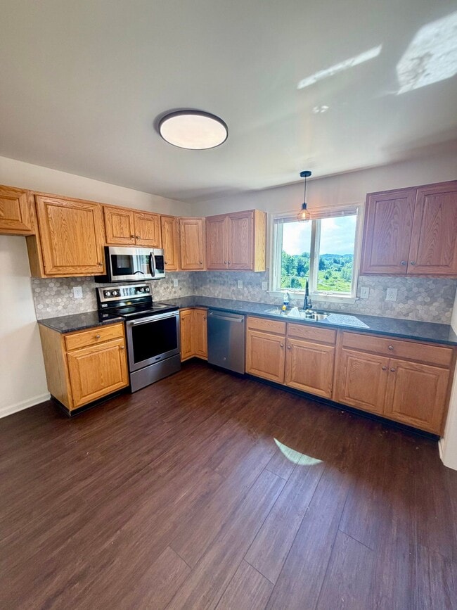 Building Photo - 33 Park View Dr