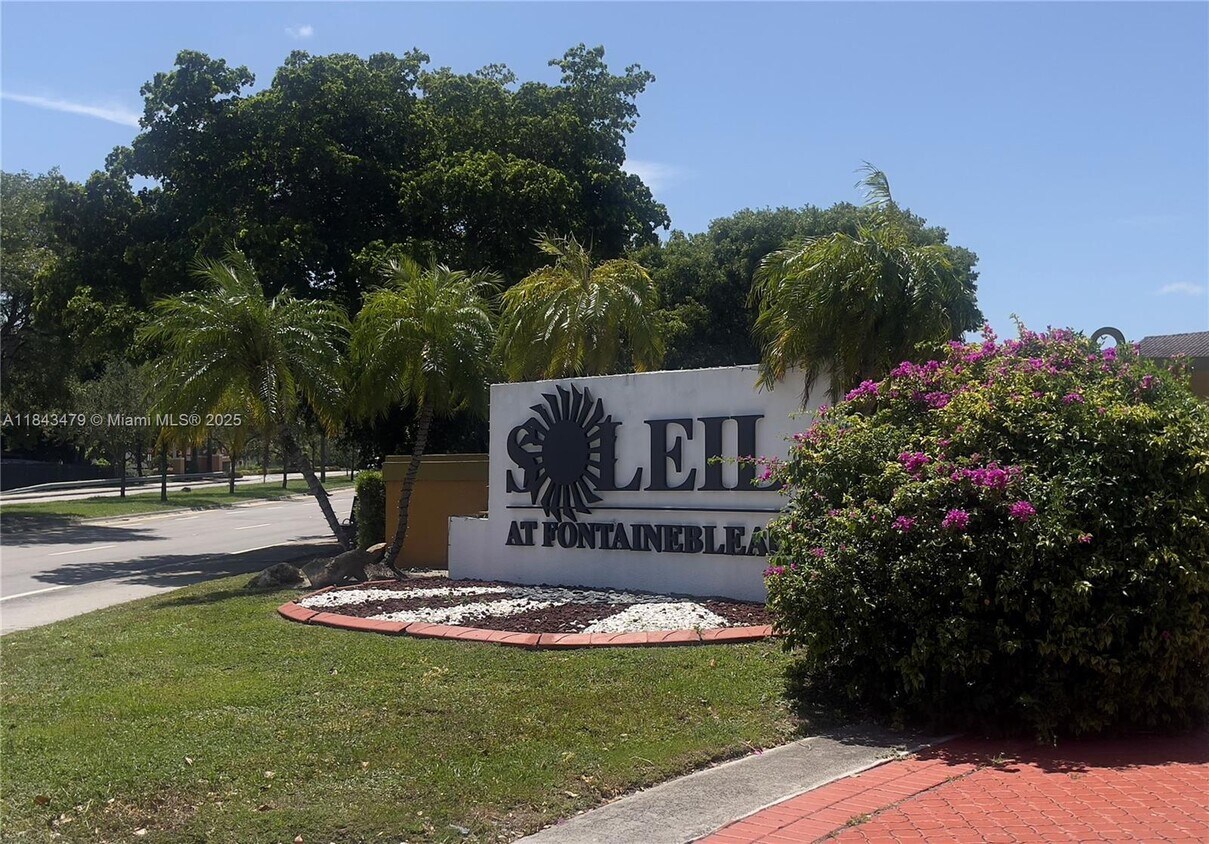 Foto principal - 9731 Fontainebleau Blvd