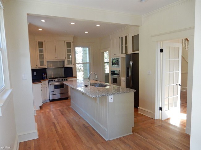 Foto del edificio - 3 br, 2.5 bath House - 65 Lasalle Ave