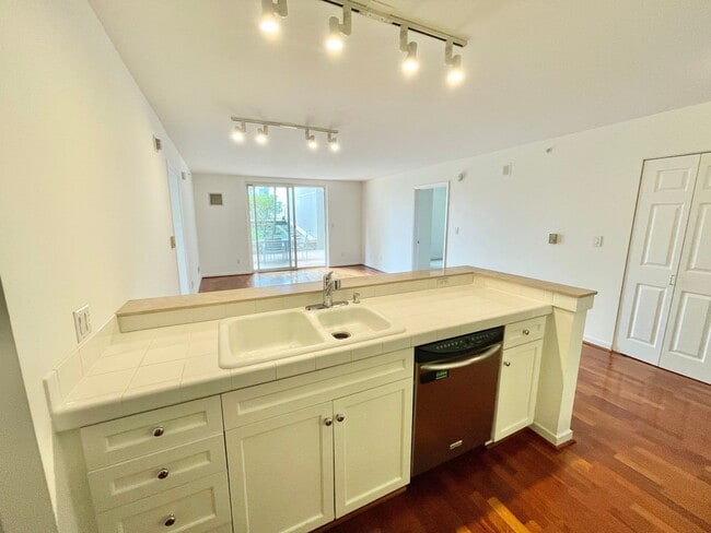 Building Photo - INCREDIBLE 2Br/2Ba Doorman Building Condo ...