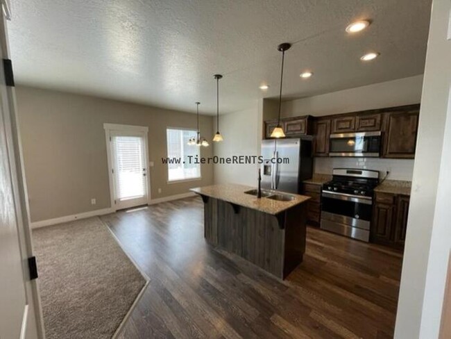Foto del edificio - A must see, townhome in great location!
