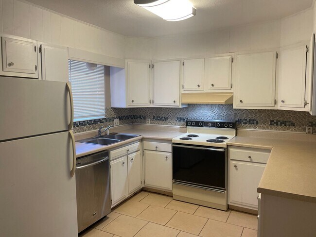 Foto del edificio - 2 Bedroom Duplex, 2 bath, carport