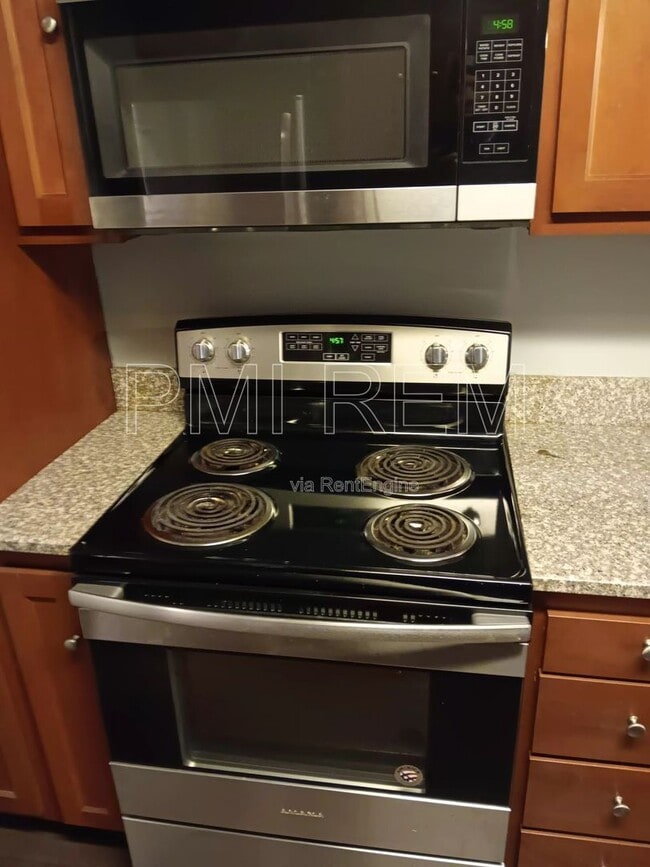 Foto del edificio - 16025 Van Aken Blvd