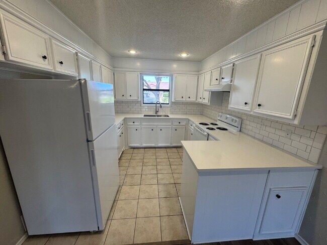 Foto del edificio - Stunning 3-Bedroom Haven with Cozy Firepla...