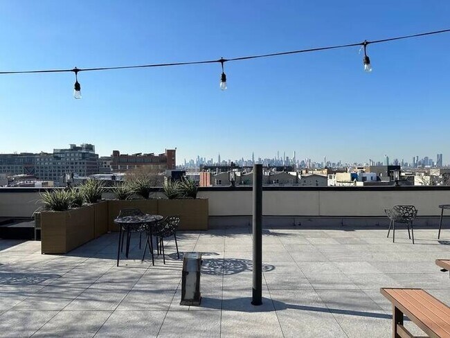 Foto del edificio - Furnished room/NOT APARTMENT