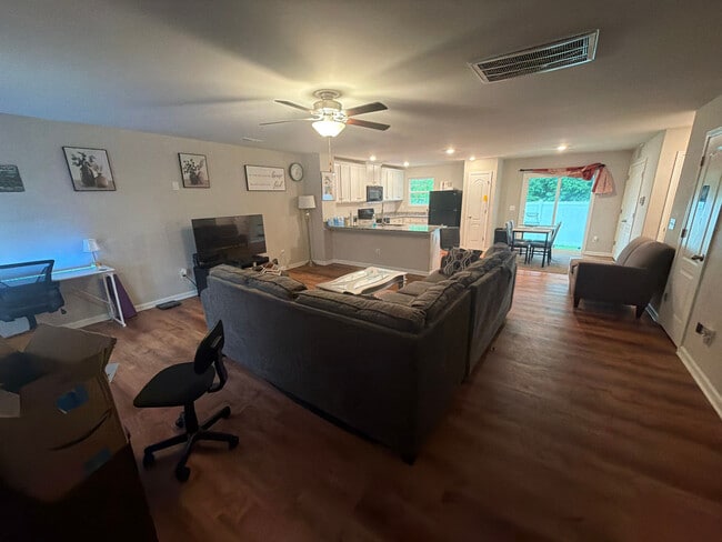 Foto del edificio - Room in House on Meredith Woods Ln