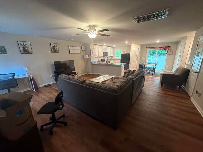 Foto del edificio - Room in Single Family Home on Meredith Woods Ln