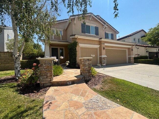Foto del edificio - Spacious 4-Bedroom Home with Community Ame...
