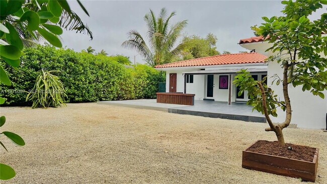 Foto del edificio - Northeast 11th Avenue, Miami Shores, FL 33138 - 3 BR 2 BA single-family home