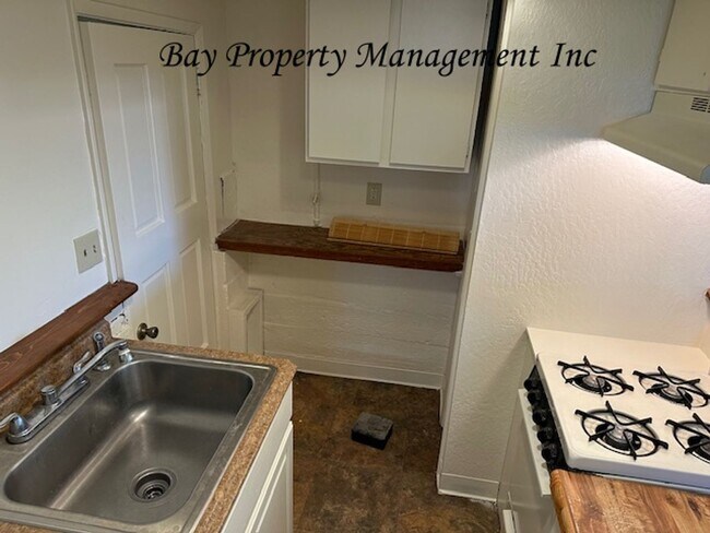 Building Photo - Small cottage in Prunedale