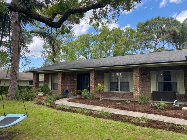 Photo - 305 Sweetwater Creek Dr W House