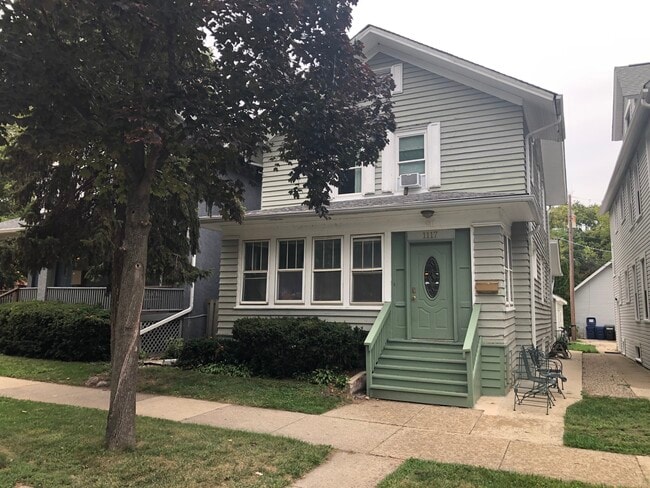 Walk to campus and public transportation - 1117 Foster St