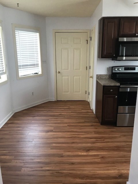 Building Photo - 302 Chickory Way