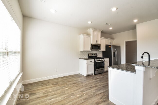 Building Photo - 1210 Mount Hood Rd