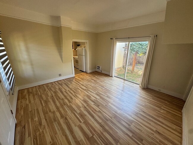 Building Photo - 1 Bedroom Near Campus