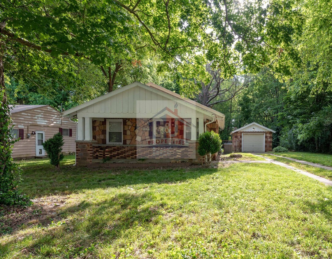 Primary Photo - 1625 N Weller Ave