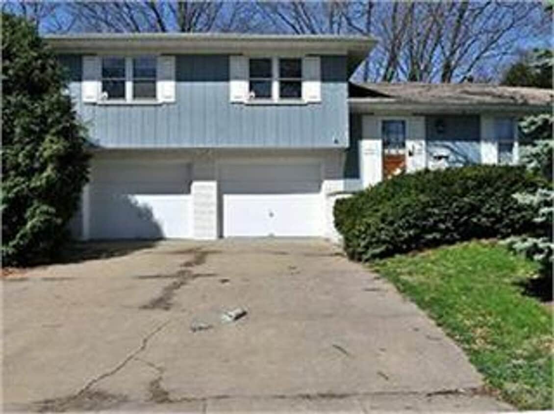 Foto principal - 3 Bedroom, 2 bath house close to UIHC and Kinnick.