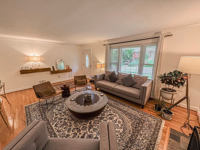 Foto del edificio - Sunny and Bright 4 Bedroom 3 Bath 2 Level ...
