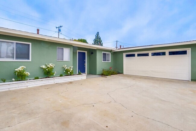 Foto del edificio - MOVE IN READY. Four Bed, Two Bath Single F...