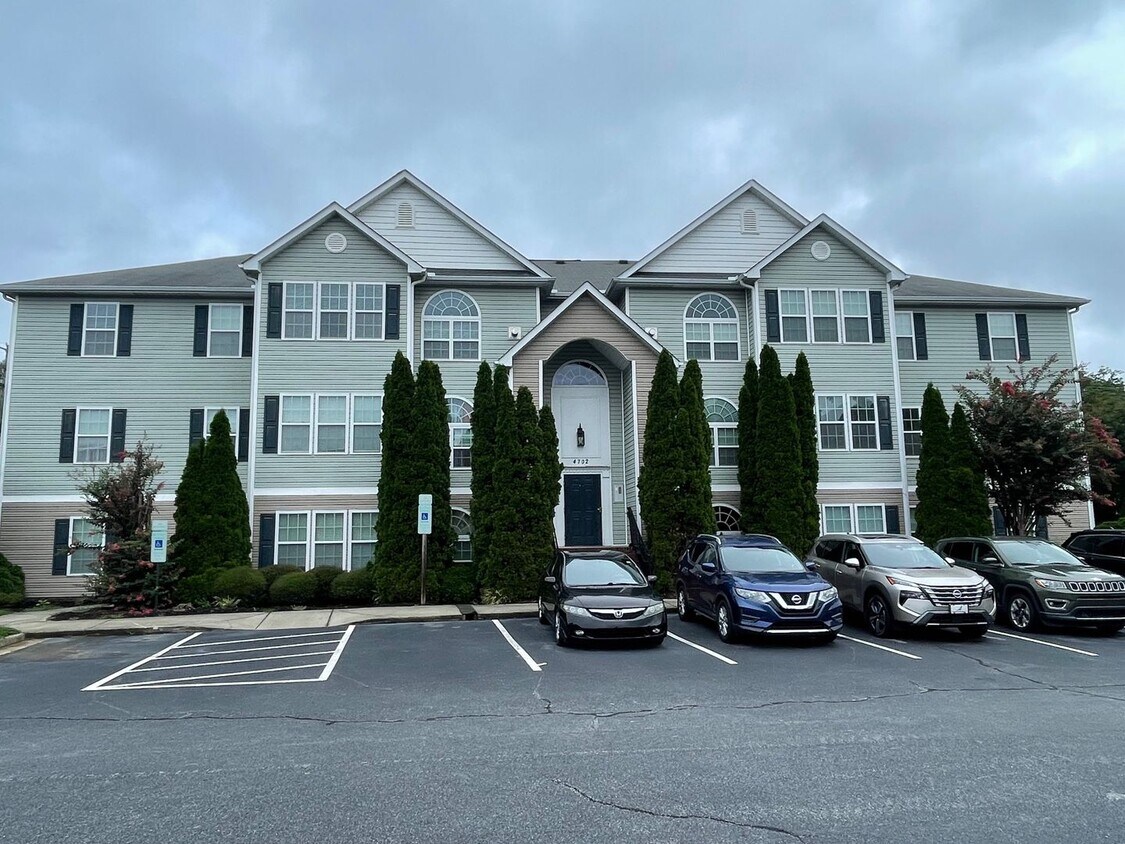 Foto principal - 2 BED, 2 BATH CONDO LOCATED IN GREENSBORO!
