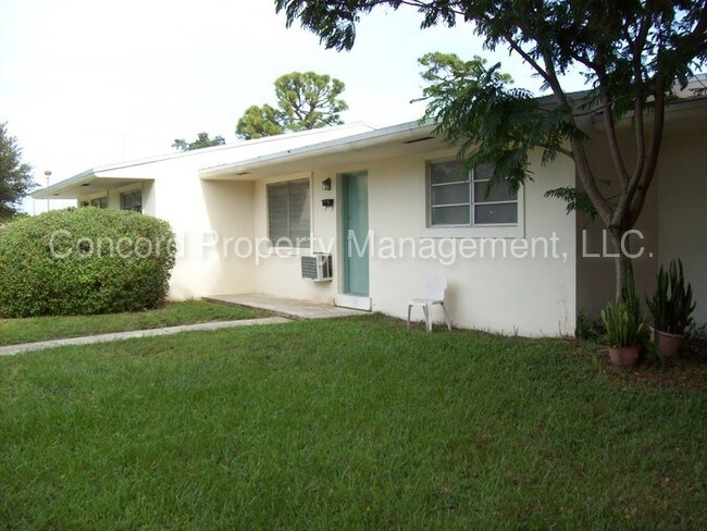 Building Photo - 1827 Park Ln