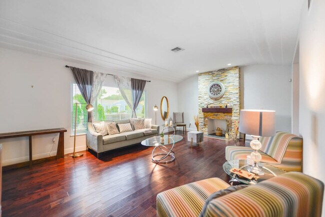 Foto del edificio - 749 NE 82nd St