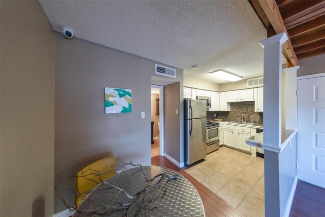 Building Photo - 10855 Meadowglen Ln