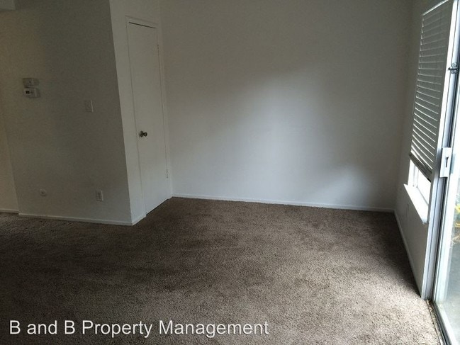 Building Photo - 5604 Hillsdale Blvd