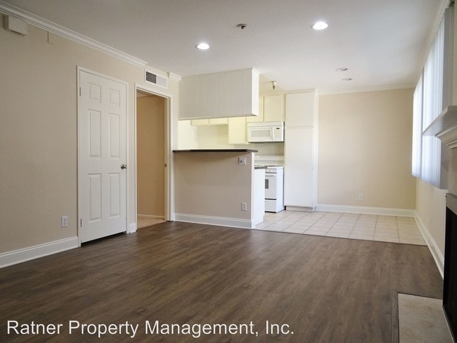 Building Photo - 14930 Moorpark St
