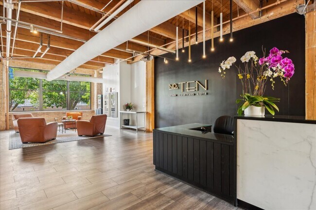 Foto del edificio - 1040 W Adams St