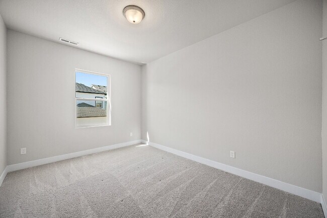 Foto del edificio - Modern 4 Bedroom, 2 Bathroom Westside Home with Balcony Views of Garden of the Gods!