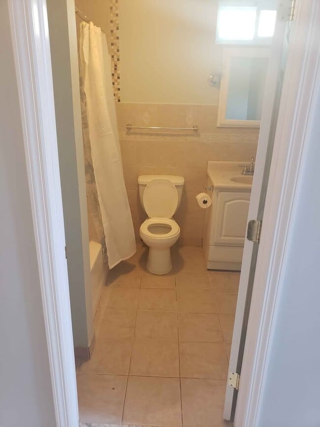 Building Photo - 274 Robin St