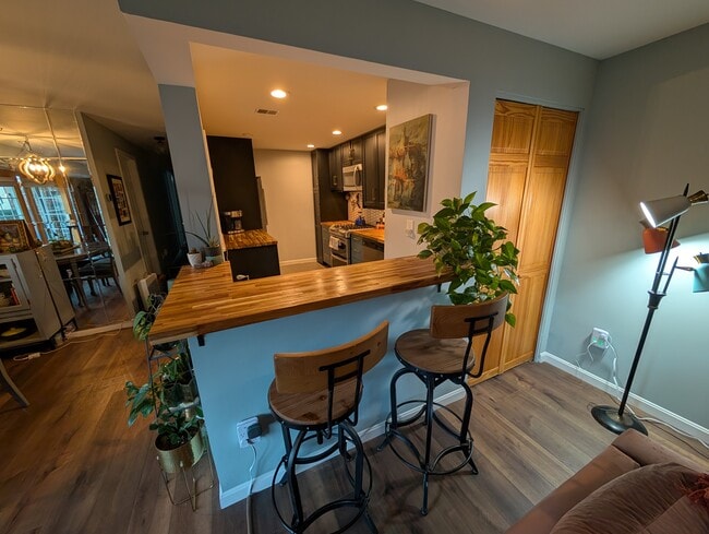 Breakfast bar - 12709 Gordon Blvd